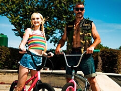 Chambre à dormir, Gros cul, Grosse bite, Sucer une bite, En levrette, Seins naturels, Adolescente, Nénés