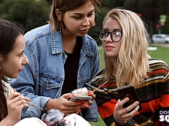 Pijpbeurt, Hondjeshouding, Vingeren, Tatoeage, Tiener, Tieten likken