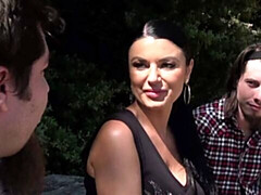 Gros cul, Grosse bite, Sucer une bite, En levrette, 2 femmes 1 homme, De plein air, Maigrichonne, Adolescente