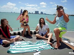 Bruinharig, Lul, Moeder die ik wil neuken, Natuurlijke tieten, Kut duiken, Geschoren, Zuigen, Tatoeage