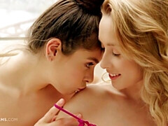 Vingeren, Zoenen, Lesbisch, Likken, Geschoren, Mager, Tiener, Tieten likken