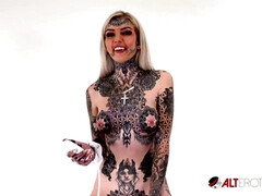 Grosse titten, Blondine, Masturbation, Rasiert, Solo, Tätowierung, Titten, Spielzeuge