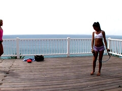 Grosser arsch, Blondine, Vollbusig, Kehlenfick, Hd, Lesbisch, Im freien, Spielzeuge