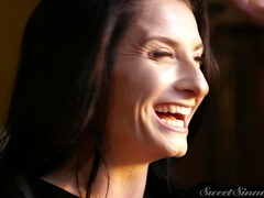 Américain, Blonde, Brunette brune, Collège université, Petite amie, Mère que j'aimerais baiser, Piercing, Tatouage