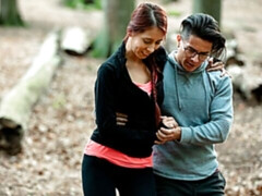 Grosse bite, Sucer une bite, 2 femmes 1 homme, Embrassement, Seins naturels, Rousse roux, Timide, Maigrichonne