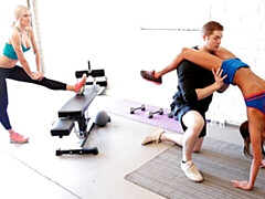 Sucer une bite, En levrette, 2 femmes 1 homme, Souple, Gym, Hard, Léchez, Plan cul à trois