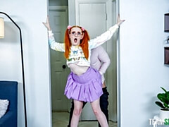 Gros cul, Grosse bite, Sucer une bite, En levrette, Seins naturels, Pigtail, Rousse roux, Adolescente