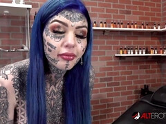 Grosse titten, Braunhaarige, Vollbusig, Hd, Realität, Erotischer film, Tätowierung, Titten