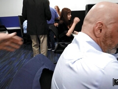 Tetas grandes, Morena, Tetona, Tacones, Madres para coger, Oficina, Público, Falda