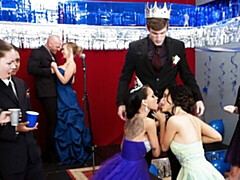 Grosser arsch, Grosser schwanz, Grosse titten, Blasen, Braunhaarige, Hundestellung, Frau frau mann