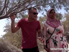 Arabisch, Grosser arsch, Grosser schwanz, Grosse titten, Kehlenfick, Milf, Im freien, Öffentlich