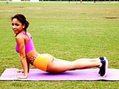 Enthousiasteling, Hondjeshouding, Flexibiel, Latijnse vrouw, Natuurlijke tieten, Mager, Tiener, Tieten likken