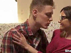 Blasen, Braunhaarige, Hochschule, Spermaladung, Brille, Küssen, Lingerie, Jungendliche (18+)