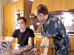 Blond, Keuken, Moeder die ik wil neuken, Russisch, Kort haar, Zoon, Kousen, Tieten likken