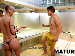 Blond, Oudere vrouw, Rijpe lesbienne, Biljart, Kut duiken, Geschoren, Kort haar, Tieten likken