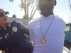 Tetas grandes, Mamada, Semen en la boca, Corridas, Estilo perrito, Doble penetracion, Interracial, Policía