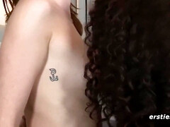 Braunhaarige, Süss, Kehlenfick, Hd, Lesbisch, Natürlich, Nippel, Tätowierung