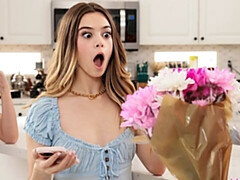 18 ans, Gros cul, Grosse bite, Sucer une bite, En levrette, 2 femmes 1 homme, Adolescente, Nénés