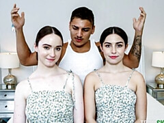 Grosse bite, Sucer une bite, En levrette, 2 femmes 1 homme, Seins naturels, Maigrichonne, Adolescente, Nénés