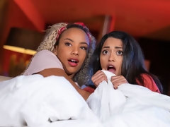 Penetracion con dedos, Interracial, Besar, Lamidas, Masturbación, Estriptis, Adolescente, Tetas