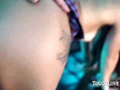 Braunhaarige, Kehlenfick, Behaart, Hd, Absätze, Tätowierung