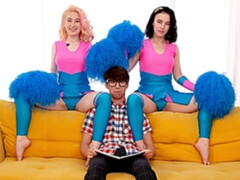 Blond, Pijpbeurt, Bruinharig, 1 man 2 vrouwen, Likken, Kort haar, Trio, Uniformpje