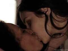 Grosse titten, Betrug, Jeans, Küssen, Lecken, Stiefmutter, Tätowierung, Tanga