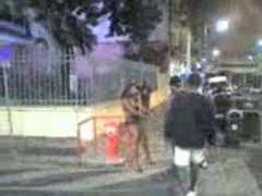 Une Prostitue fait son show dans les rues de   la ville