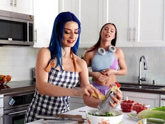 Purple-haired babe pleasuring her girlfriend in the kitchen