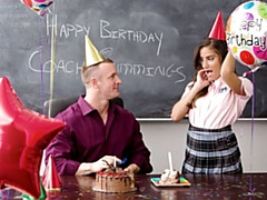 18 ans, Gros cul, Grosse bite, Brunette brune, En levrette, Seins naturels, Élève, Adolescente