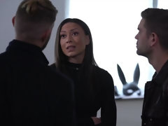 In den arsch, Blasen, Doppelpenetration, Absätze, Lecken, Strümpfe, Flotter dreier, Titten