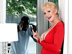 Gros cul, Grosse bite, Gros seins, Blonde, Sucer une bite, En levrette, Mature, Cheveux courts