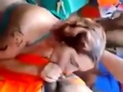 Mujer practicando SEXO ORAL EN PUNTA DE ESPINILLO