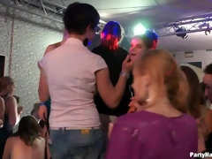 Pijpbeurt, Bruinharig, Naakte man aangeklede vrouw, Aangekleed, Dubbele penetratie, Groep, Likken, Rijden