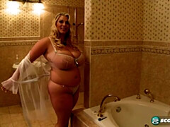 Enthousiasteling, Mooie dikke vrouwen, Grote kont, Grote mammen, Blond, Vingeren, Masturbatie, Strippen