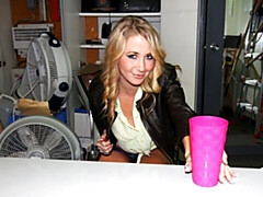 18 ans, Gros cul, Grosse bite, Gros seins, Blonde, Sucer une bite, En levrette, Adolescente