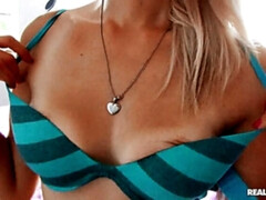 Amerikanisch, In den arsch, Fingern, Natürlichen titten, Muschi, Realität, Hintern versohlen, Tätowierung