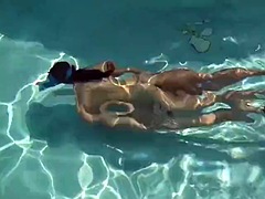 Lieveling, Grote mammen, Bruinharig, Hongaars, Softcore pornografie, Tiener, Tieten likken, Onderwater