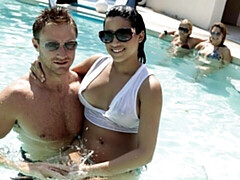 Gros cul, Grosse bite, Gros seins, Sucer une bite, Brunette brune, Mère que j'aimerais baiser, Piscine, Nénés