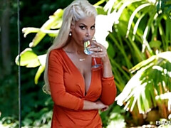 In den arsch, Grosser arsch, Grosse titten, Blondine, Blasen, Hundestellung, Milf, Titten