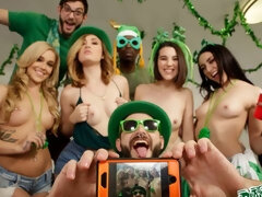 Pijpbeurt, Hondjeshouding, Groep, Hardcore, Orgie, Feest, Geschoren, Tatoeage