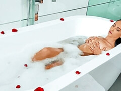 Badkamer, Pijpbeurt, Bruinharig, Hondjeshouding, Masturbatie, Tiener, Tieten likken, Nat