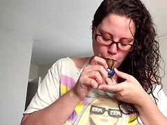Belle grosse femme bgf, Grosse bite, Rondelette, Tir de sperme, Faciale, Lunettes, Fille latino, Fumer