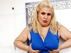 Mooie dikke vrouwen, Grote mammen, Blond, Mollig, Vingeren, Masturbatie, Alleen, Strippen