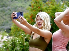 Grote mammen, Lesbisch, Likken, Ondergoed, Masturbatie, Moeder die ik wil neuken, Kut duiken, Strippen