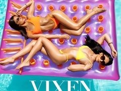 Arsch, Blasen, Hundestellung, Handjob, Pool, Jungendliche (18+), Flotter dreier, Spanner