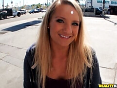 18 ans, Grosse bite, Sucer une bite, En levrette, Seins naturels, De plein air, Adolescente, Nénés