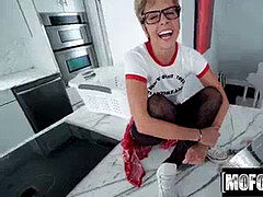 Amateur, Sucer une bite, Rasée, Maigrichonne, Suçant, Adolescente