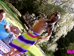 Bruinharig, Rondborstig, Moeder die ik wil neuken, Moeder, Buiten, Openbaar, Tatoeage, Tieten likken