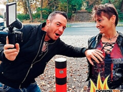 Mamada, Morena, Masturbación, Al aire libre, Perforación, Pov, Público, Cabello corto